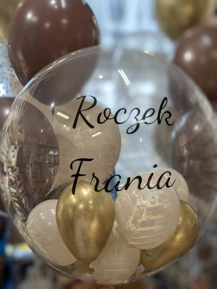 Przeźroczysty balon Deco Bubble z napisem na zamówienie - małe baloniki w środku