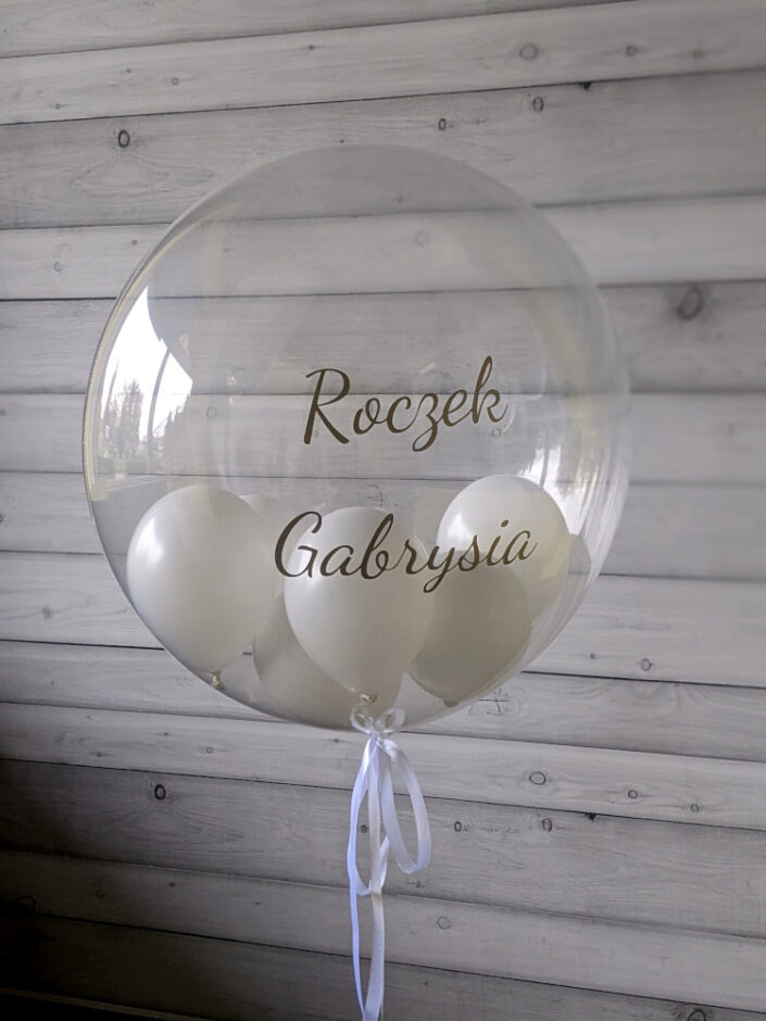 Przeźroczysty balon Deco Bubble z białymi balonikami w środku - personalizowany napis - Roczek Gabrysia